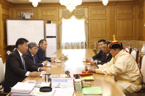 Монгол Улсын Ерөнхий сайд У.Хүрэлсүх аварга П.Бүрэнтөгсөд баяр хүргэв