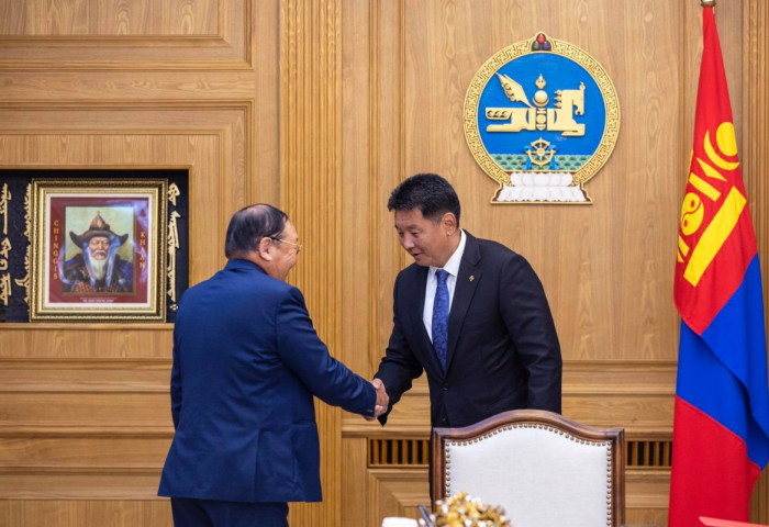 Монгол Улсын Ерөнхий сайд У.Хүрэлсүх гавьяат хуульч Н.Жанцанд хүндэтгэл үзүүлэв