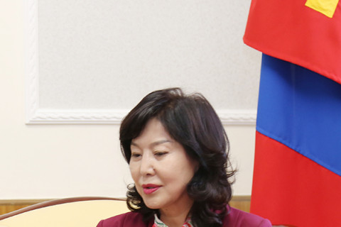 БАЙГАЛЬД ХОРТОЙ НӨЛӨӨ ҮЗҮҮЛЖ БАЙГАА ҮЙЛДВЭРҮҮДИЙГ ХОТООС ГАРГАХ АЖИЛД ДЭЛХИЙН БАНКТАЙ ХАМТАРНА