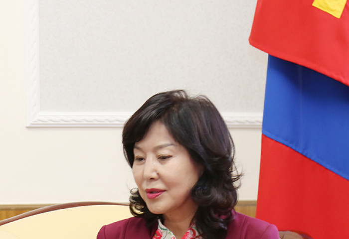 БАЙГАЛЬД ХОРТОЙ НӨЛӨӨ ҮЗҮҮЛЖ БАЙГАА ҮЙЛДВЭРҮҮДИЙГ ХОТООС ГАРГАХ АЖИЛД ДЭЛХИЙН БАНКТАЙ ХАМТАРНА