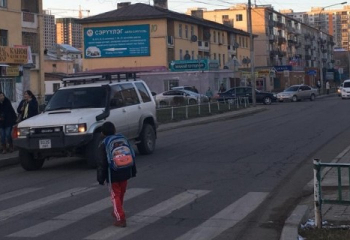 Гарцаар гарч явсан 5,9 настай хүүхдүүдийг мөргөснөөс нэг нь амиа алдлаа