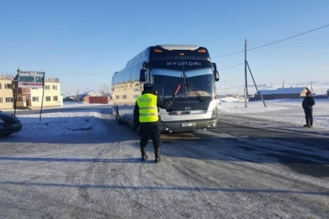 Хүнс ачсан хоёр автобусаар 10 гаруй иргэнийг нууцаар Ховд руу оруулах гэж байгаад баригджээ
