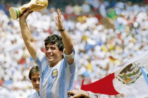 Домогт хөлбөмбөгчин Диего Марадона 60 насандаа таалал төгсчээ