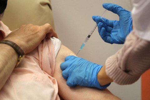 Израилд 75 настай оршин суугч вакцин хийлгэснийхээ дараа нас баржээ