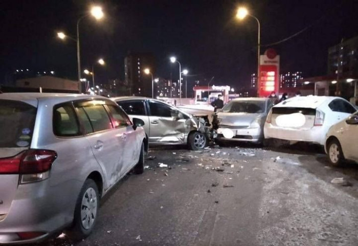СЭРЭМЖЛҮҮЛЭГ: Согтуу жолооч таван автомашинтай мөргөлдсөн осол гарчээ