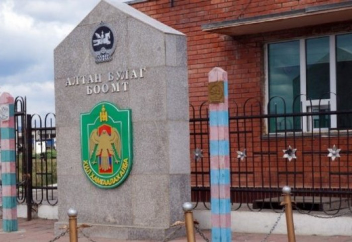 Алтанбулагийн боомтоор хүнс, эм, эмнэлгийн тоног төхөөрөмж нэвтрүүлж эхлэв
