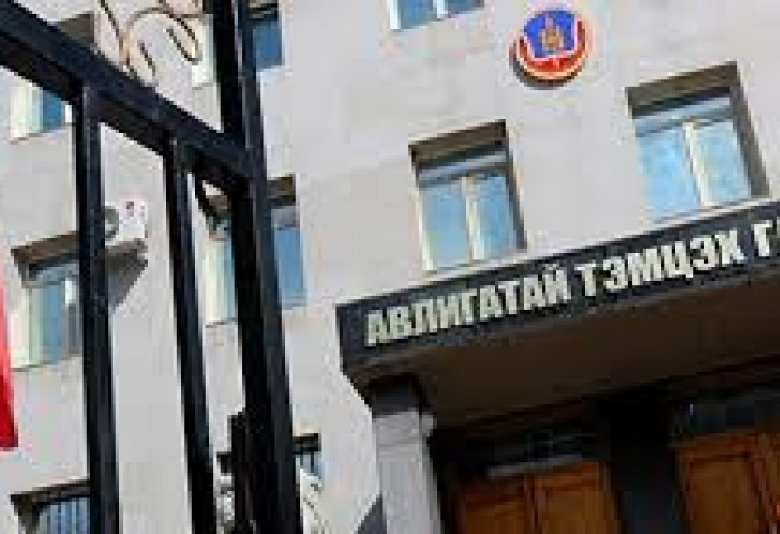 Импортлогчдод тусгай зөвшөөрөл олгох нэрээр Б гэгч нь 831 сая төгрөгийг хахуульд авчээ