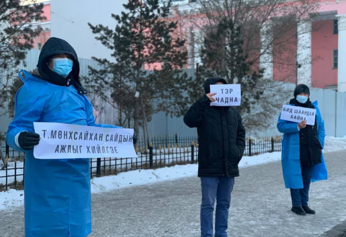 Т.Мөнхсайханыг ажлаа өгөхийг эсэргүүцсэн иргэд жагсаж эхэллээ