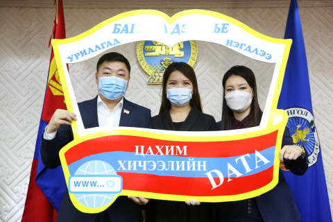 НИТХ-ын төлөөлөгч, НЗД-ын орлогч Д.Ихбаяр Баянгол дүүргийн багш, сурагчдад дата бэлэглэлээ