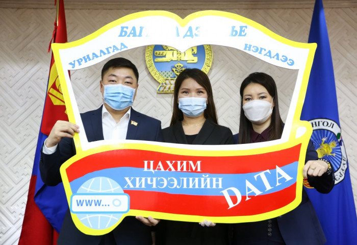 НИТХ-ын төлөөлөгч, НЗД-ын орлогч Д.Ихбаяр Баянгол дүүргийн багш, сурагчдад дата бэлэглэлээ