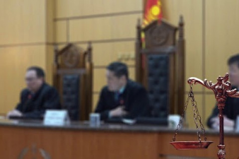Бичлэг нь задарсан шүүгчид найзууд болсон ТҮҮХ 
