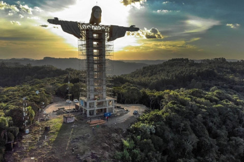 Бразил улс Христийн хоёр дахь аварга хөшөөгөө босгож байна