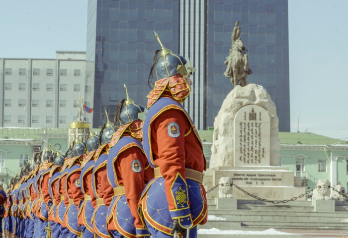 Эх орончдын өдрөөр Д.Сүхбаатарын хөшөөнд цэцэг өргөж хүндэтгэл үзүүллээ