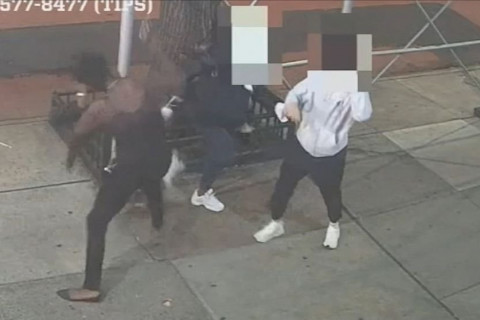 ВИДЕО: Алх барьсан өнгөт арьст эмэгтэй Ази эмэгтэйчүүд рүү халджээ