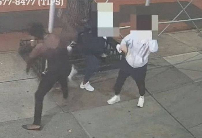ВИДЕО: Алх барьсан өнгөт арьст эмэгтэй Ази эмэгтэйчүүд рүү халджээ