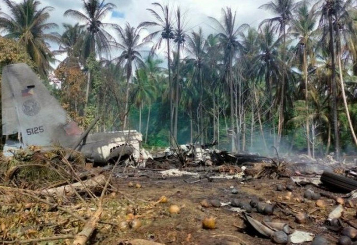 Филиппинд цэргийн онгоц осолдож, 45 хүн амиа алджээ