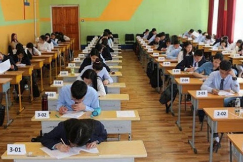 ЭЕШ: Өнөөдөр Монгол Улсын түүх, Англи хэлний хичээлийн шалгалттай