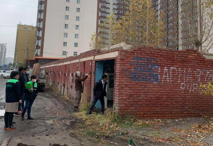 Зөвшөөрөлгүй барьсан 17 тоосгон гараашийг буулгаж, газрыг чөлөөллөө