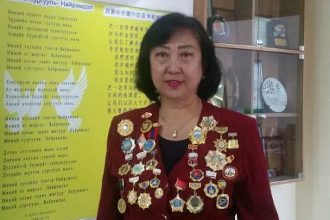 Монголын төрд насаараа зүтгэсэн ахмад дайчидаас ч илүү одон медаль цуглуулсан Хятад улсын иргэн