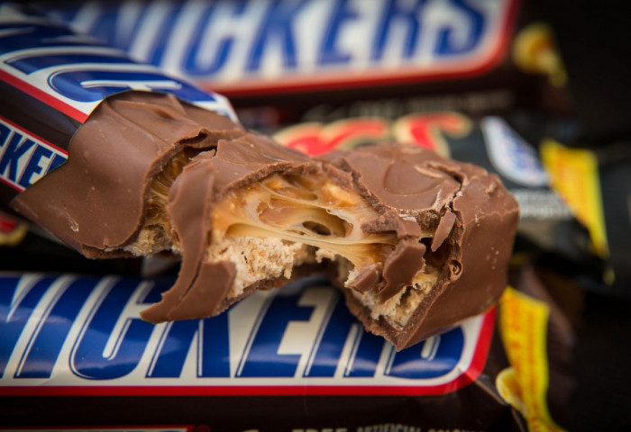 Дэлхий татгалзаад эхэлсэн “Snickers”-ийг Монголд хэн хориглох вэ