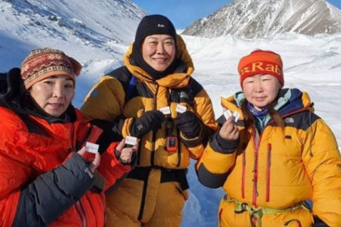 Монголын 3 эмэгтэй уулчин Хүйтний оргилд амжилттай гарчээ