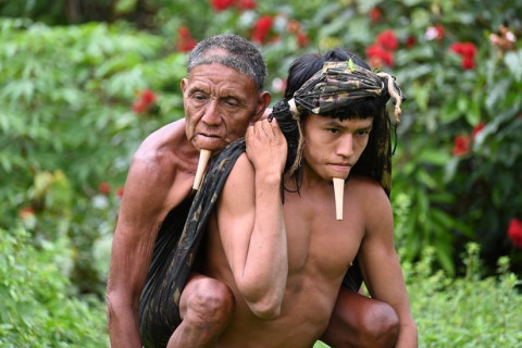 Вакцинжуулалтад хамрагдахаар яваа Амазоны уугуул иргэдийг харуулсан гэрэл зургийн түүх