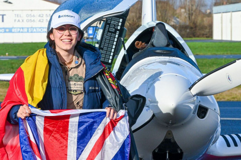 19 настай Бельги-Британийн иргэн бүсгүй дэлхийг ганцаараа тойрч ниссэн хамгийн залуу эмэгтэй боллоо
