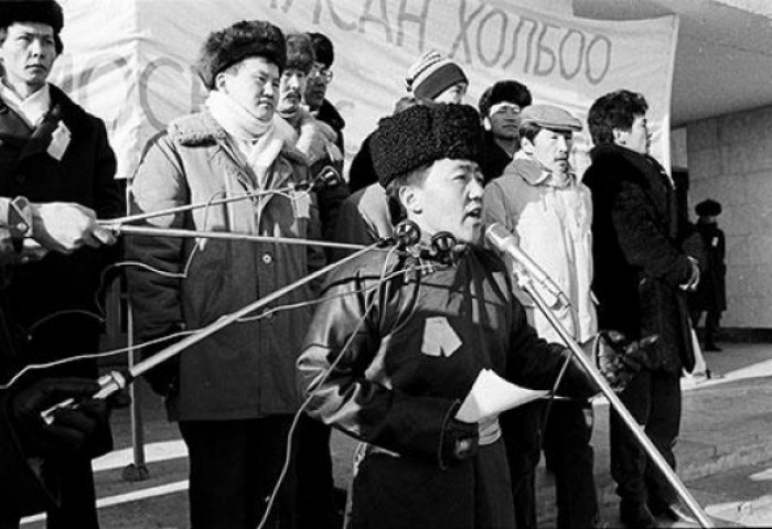  Ардчиллын алтан хараацайнууд гэж өөрсдийгөө нэрлэсэн залуус чинь “Хөрөнгөлөг этгээд болохын төлөө юу ч хийхээс буцдаггүй” шуналын микробууд л байсан юм бишүү? 