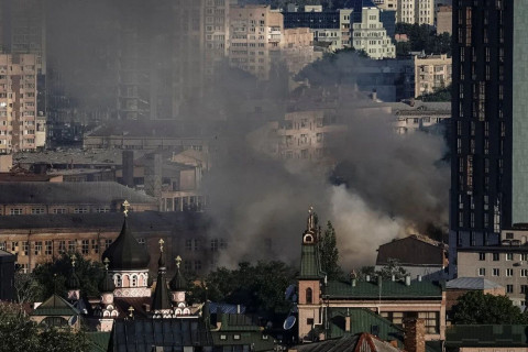 Их Долоогийн уулзалт эхэлсэнтэй зэрэгцэн Оросын арми Киев хотыг бөмбөгдөв
