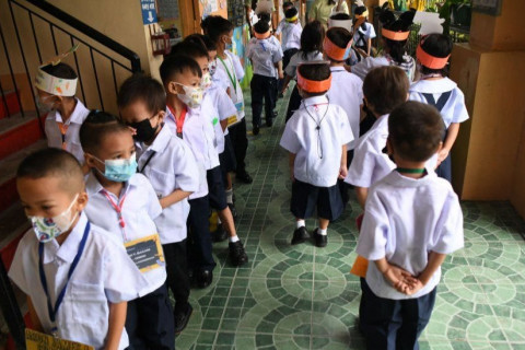 Филиппинд хоёр жилийн дараа сурагчид хичээлдээ явж эхэллээ