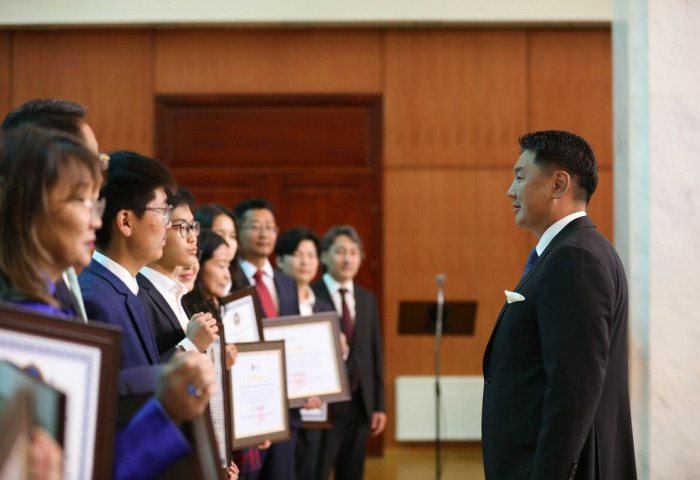Олон улсын олимпиадаас медаль хүртсэн сурагчдад Ерөнхийлөгч нэрэмжит шагналаа гардуулан өгөв