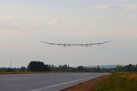 Нарны энергийг ашигладаг том оврын дрон анхны нислэгээ хийжээ