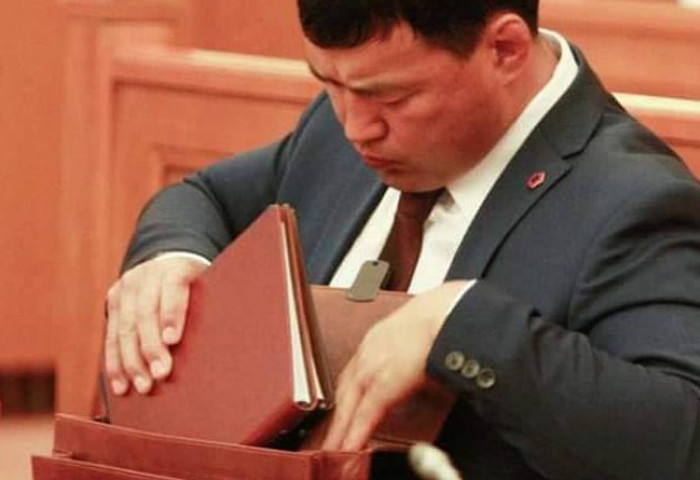 “Сүхбат Бөхийн холбооны юунд шунаа вэ, Төрийнхөө ажлыг сайн хий” 
