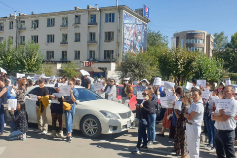 Ж.Соронзонг чөлөөлөхийг эсэргүүцсэн эцэг эхчүүд ГУРАВ дахь өдрөө жагсаж байна