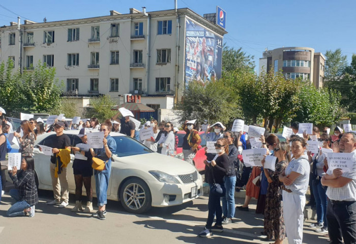 Ж.Соронзонг чөлөөлөхийг эсэргүүцсэн эцэг эхчүүд ГУРАВ дахь өдрөө жагсаж байна
