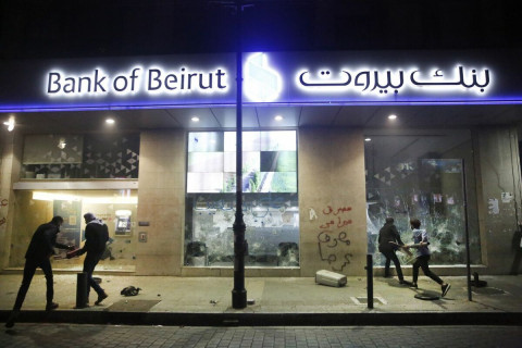 Ливаны иргэд банкнаас мөнгөө авахын тулд хүч хэрэглэх явдал нэмэгджээ