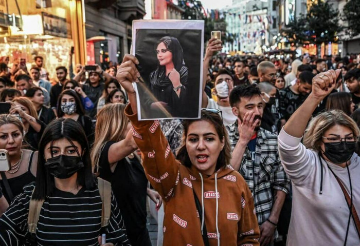 Цагдаад саатуулагдаад байхдаа амиа алдсан залуу эмэгтэйн хэрэг Ираны иргэдийг тэмцэлд босголоо