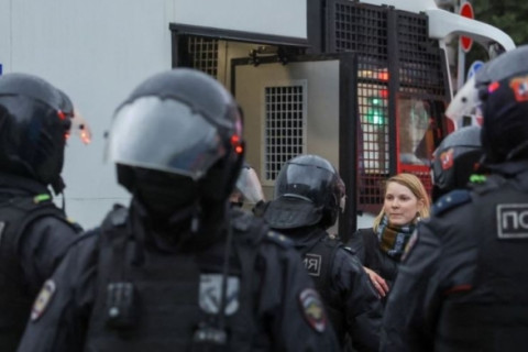 Орост дайчилгааг эсэргүүцсэн жагсаалын үеэр 800 орчим хүнийг баривчилжээ