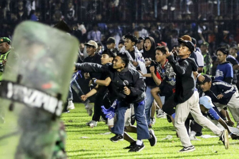 Индонезын хөл бөмбөгийн стадионд болсон үймээний үеэр 125 хүн амиа алджээ