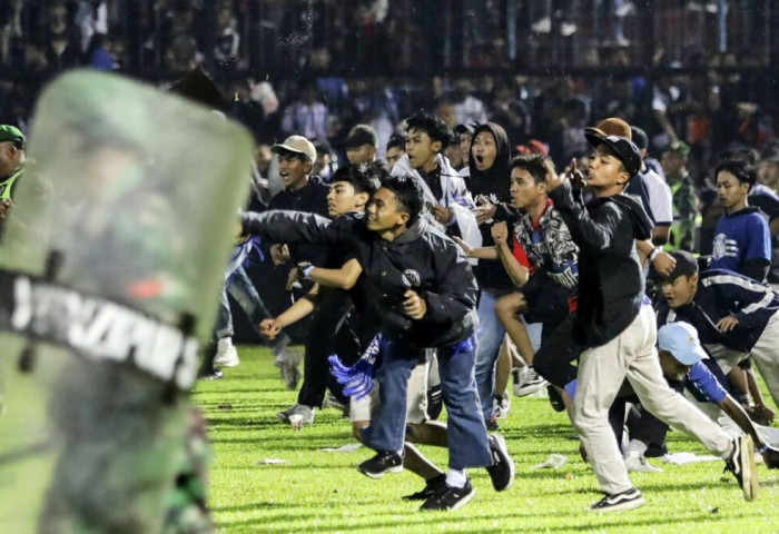Индонезын хөл бөмбөгийн стадионд болсон үймээний үеэр 125 хүн амиа алджээ
