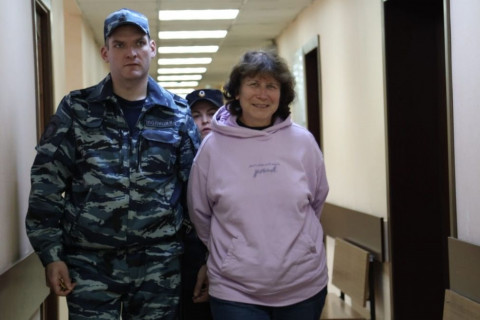 Путиний эцэг эхийн булшийг гутаан доромжилсон хэргээр 5 жил шоронд хоригдож болзошгүй болжээ