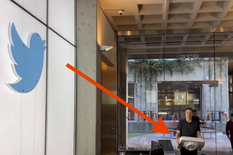 Твиттер компанийн байранд Илон Маск угаалгын өрөөний тосгууртай зочлов
