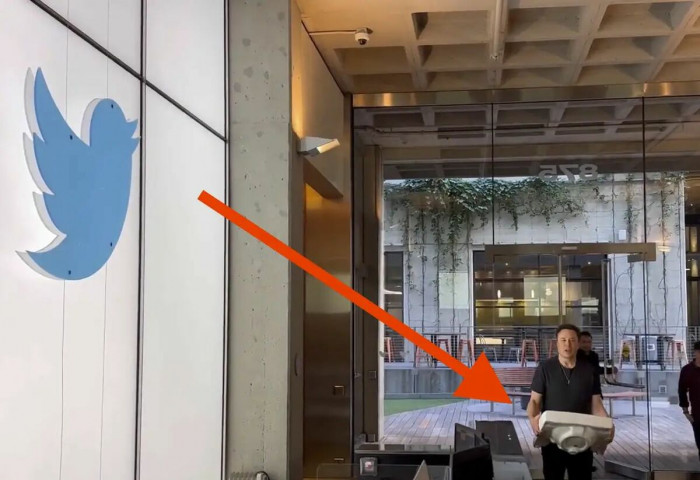 Твиттер компанийн байранд Илон Маск угаалгын өрөөний тосгууртай зочлов
