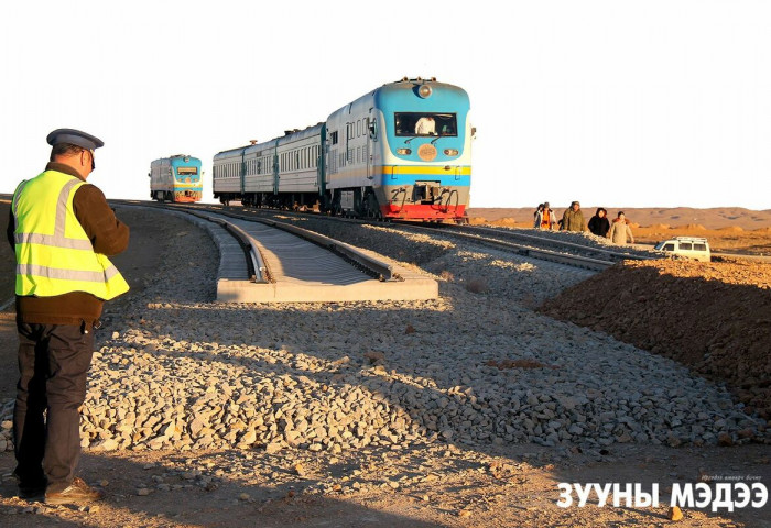 Монголчууд найман сарын хугацаанд 226.9 км төмөр зам барилаа