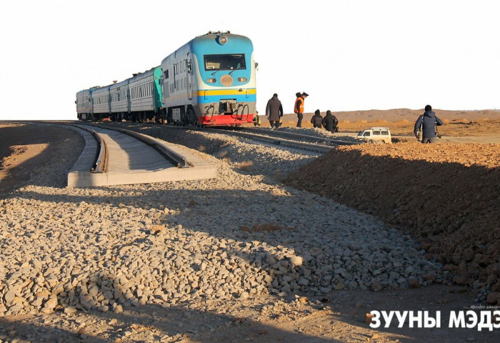 Монголчууд найман сарын хугацаанд 226.9 км төмөр зам барилаа