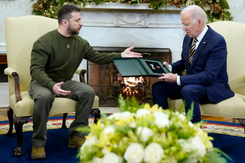 Украины армийн офицерын медалийг Зеленский өөрийнх нь хүсэлтээр АНУ-ын ерөнхийлөгчид дамжуулж өгөв