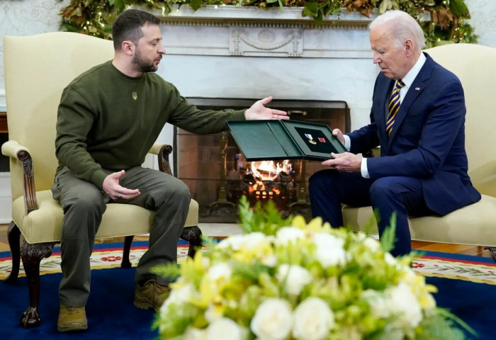Украины армийн офицерын медалийг Зеленский өөрийнх нь хүсэлтээр АНУ-ын ерөнхийлөгчид дамжуулж өгөв