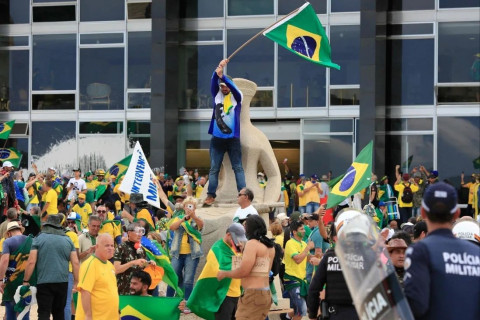 Бразилын хуучин ерөнхийлөгчийг дэмжигчид конгрессын ордноо эзэлжээ