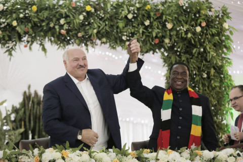 Беларусь, Зимбабвегийн ерөнхийлөгч нар бэлэг болгон трактор, арслан солилцов