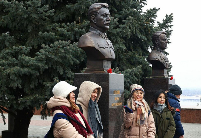 ОХУ-ын Волгоград хотод Сталиний цээж баримлыг босгожээ